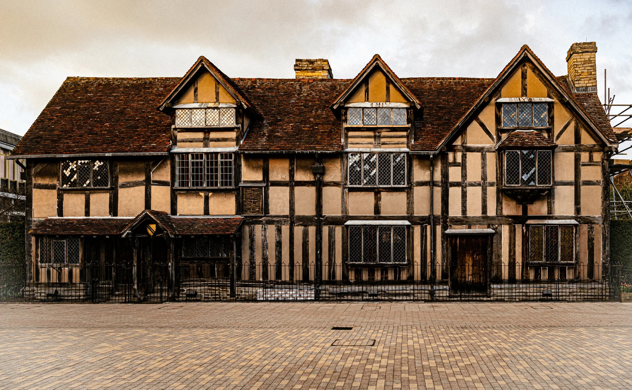 Old Tudor-style building, birthplace of Shakespeare | Literary trails and tales by train